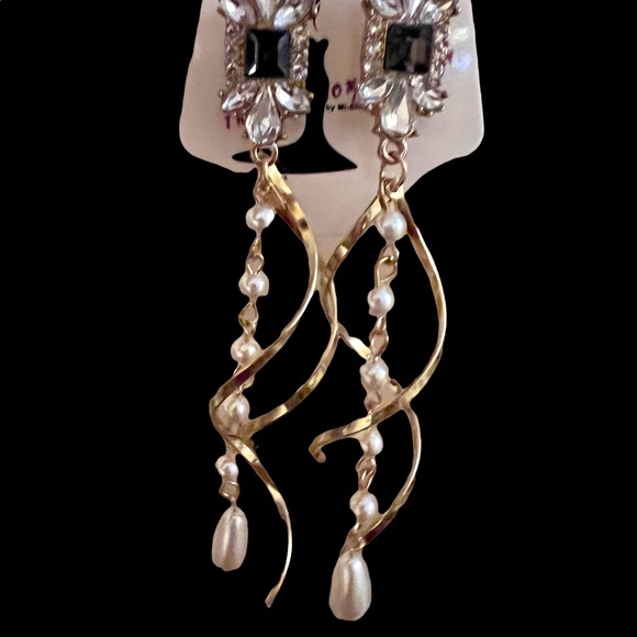 DARK GRAY COLORED GEMSTONE WITH SPIRALING GOLD AND FAUX PEARL DANGLING EARRINGS - Picture 1 of 6